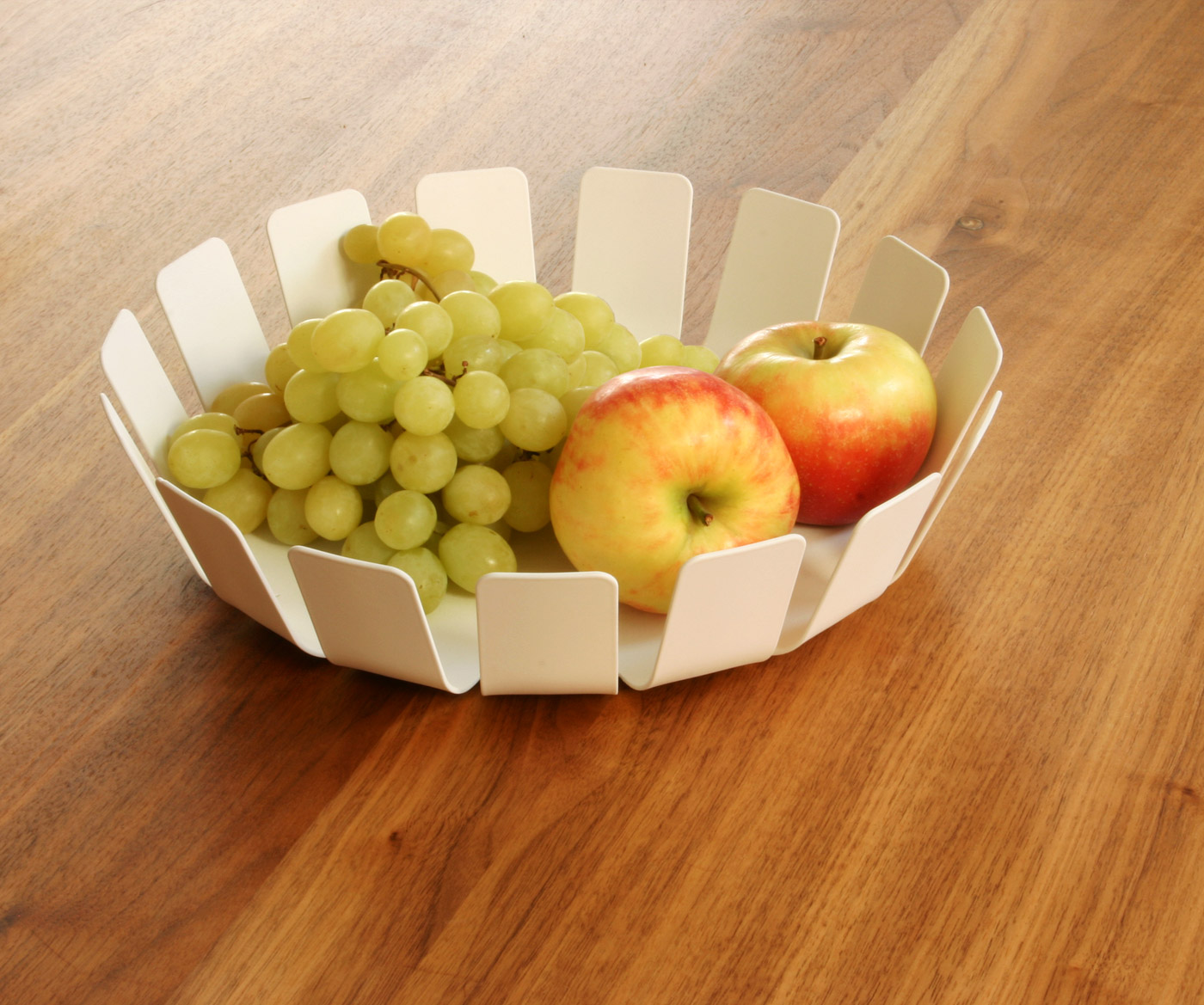 euwens_konstantin-slawinski_lily_fruit-bowl_2012_b01-1.jpg